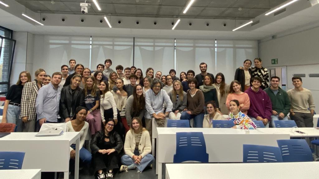 Fernando Iwasaki junto a sus alumnos en la Universidad Loyola.