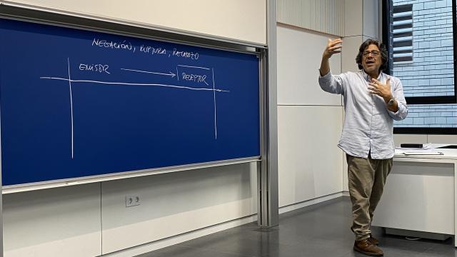 Fernando Iwasaki durante una clase en la Universidad Loyola posterior a esta entrevista.