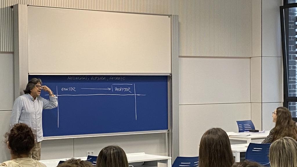 Fernando Iwasaki durante una clase en la Universidad Loyola después de esta entrevista.