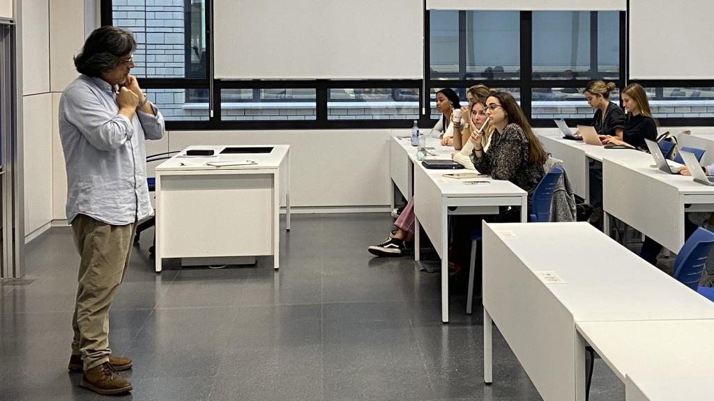 Fernando Iwasaki durante una de sus clases en la Universidad Loyola.