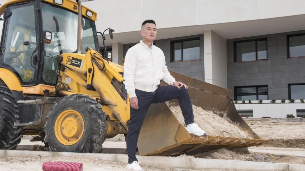 Ming Chen, junto al edificio de viviendas de lujo que están construyendo en Pozuelo.