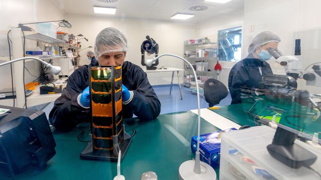 Los técnicos de Emxys, la empresa de Elche en el Parque Científico de la UMH.