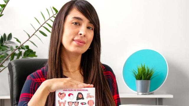 Bárbara Montes, con la guía editada por Diversual para Temas de Hoy.