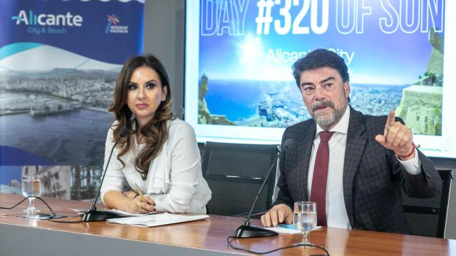 La concejala Ana Poquet y el alcalde Luis Barcala en la presentación de la campaña.