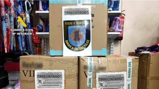 Las tres cajas de juguetes precintadas por la Guardia Civil.