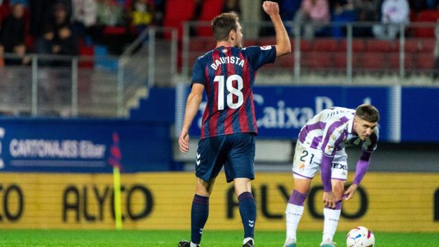 Bautista celebra el segundo gol con Montiel al fondo