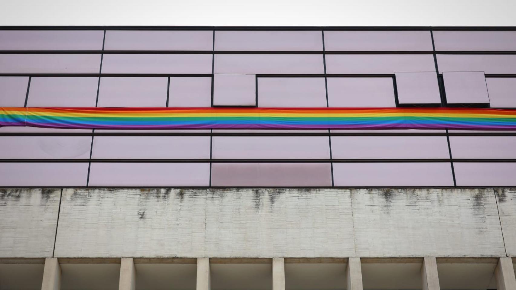 Imagen de la bandera LGTBI colocada en los balcones del Grupo Socialista en las Cortes, el pasado mes de junio.