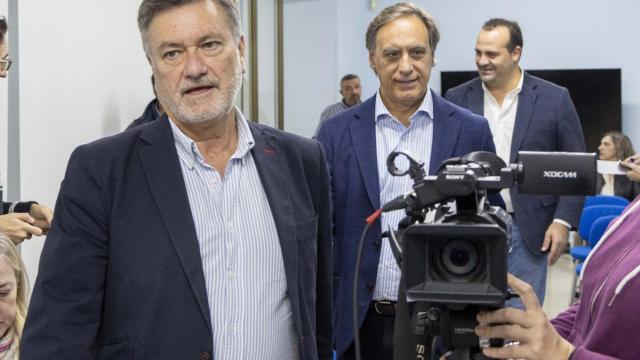 El secretario del Partido Popular de Castilla y León, Francisco Vázquez, y el presidente del Partido Popular de Salamanca, Carlos García Carbayo, ofrecen una rueda de prensa.