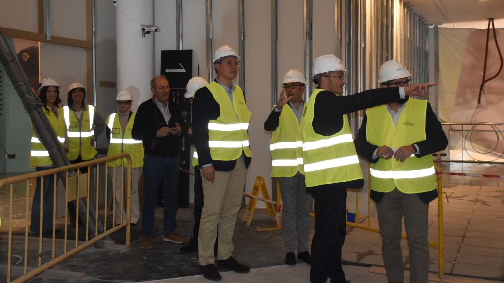 El gerente de Vallsur, Pablo Pérez; y el senior Asset Manager de Castellana Properties, David Fernández Gordejo; junto a varios concejales del Ayuntamiento de Valladolid en el nuevo espacio de Vallsur