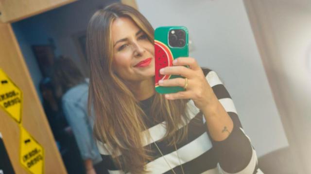Nuria Roca mostrando los detalles de su look de Zara en sus redes sociales.