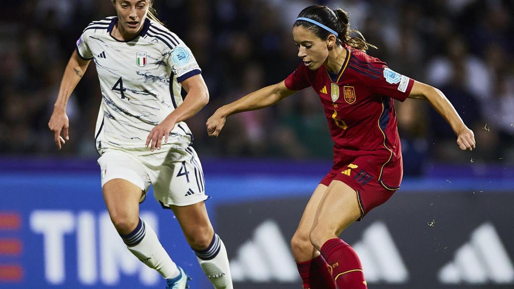 Aitana Bonmatí golpeando al balón