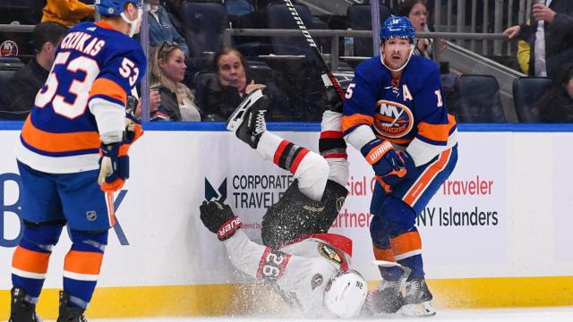 Erik Brannstrom cae al suelo tras el golpe.