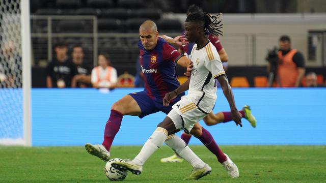 Camavinga y Oriol Romeu pelean un balón