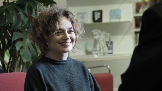 La dramaturga, directora y guionista Anna R. Costa durante su conversación con ENCLAVE ODS.