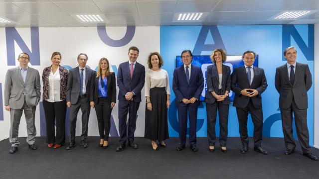 Manuel Manrique, presidente de Sacyr, cuarto por la derecha, junto a directivos y parte del equipo de Innovación de Sacyr.