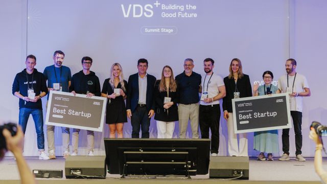 Las startups ganadoras de la competición internacional de VDS2023, Ender Turing y Cafler, posan con sus premios, este 27 de octubre en la ceremonia de clausura.