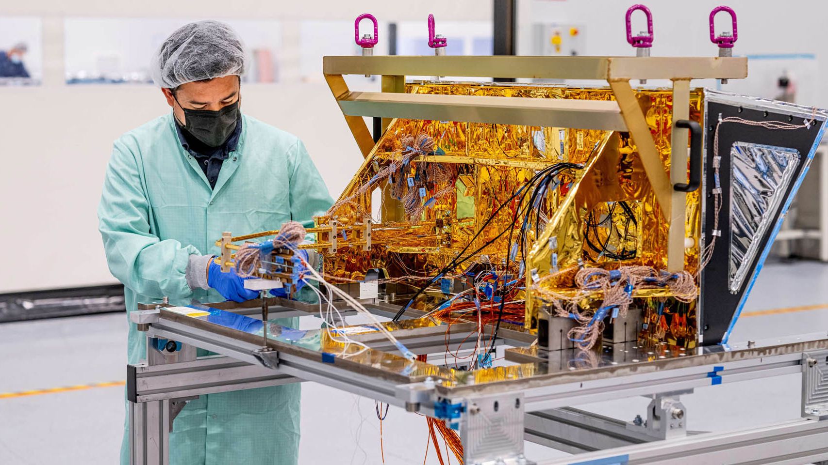 Uno de los trabajadores de la fábrica de sistemas de control térmico para satélites de Arquimea.