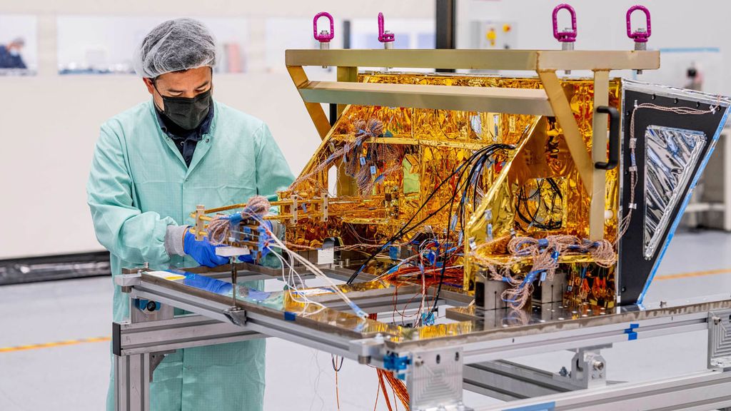 Uno de los trabajadores de la fábrica de sistemas de control térmico para satélites de Arquimea.