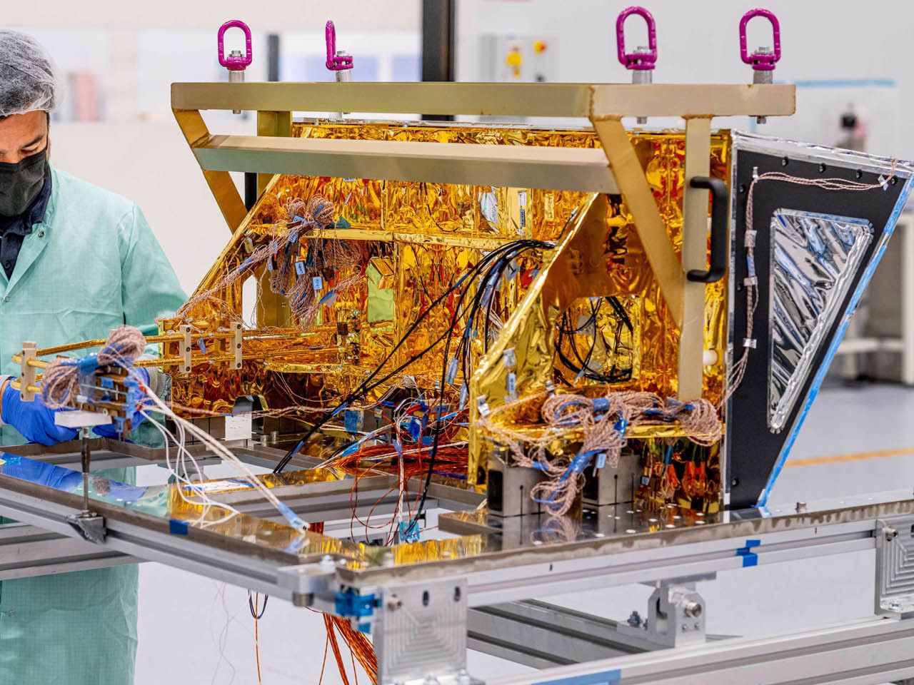 Uno de los trabajadores de la fábrica de sistemas de control térmico para satélites de Arquimea.