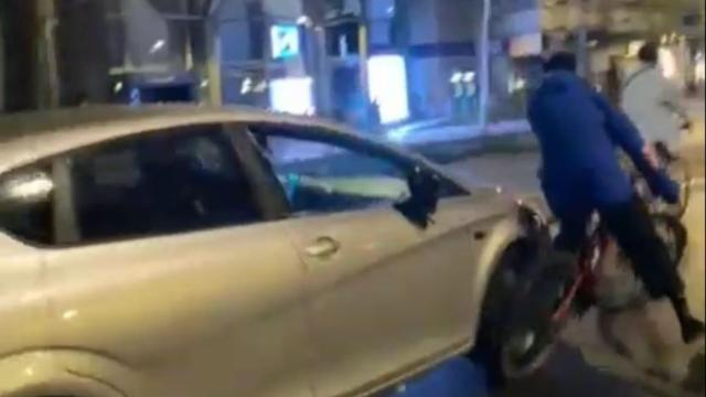 Vehículo gris arrollando a uno de los ciclistas en el atropello múltiple del jueves en Madrid.