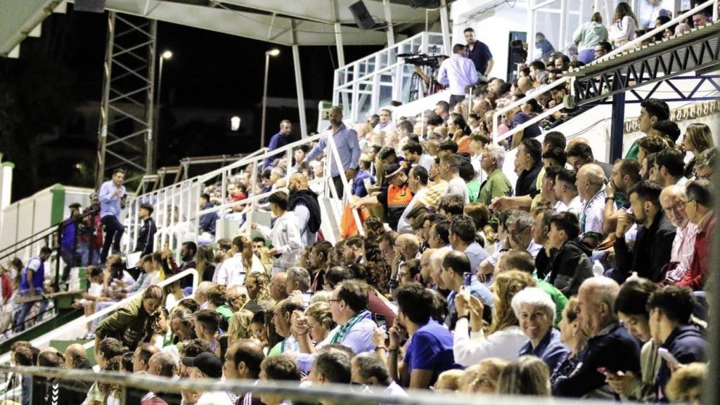 Las gradas del Maulí con la tribuna llena.