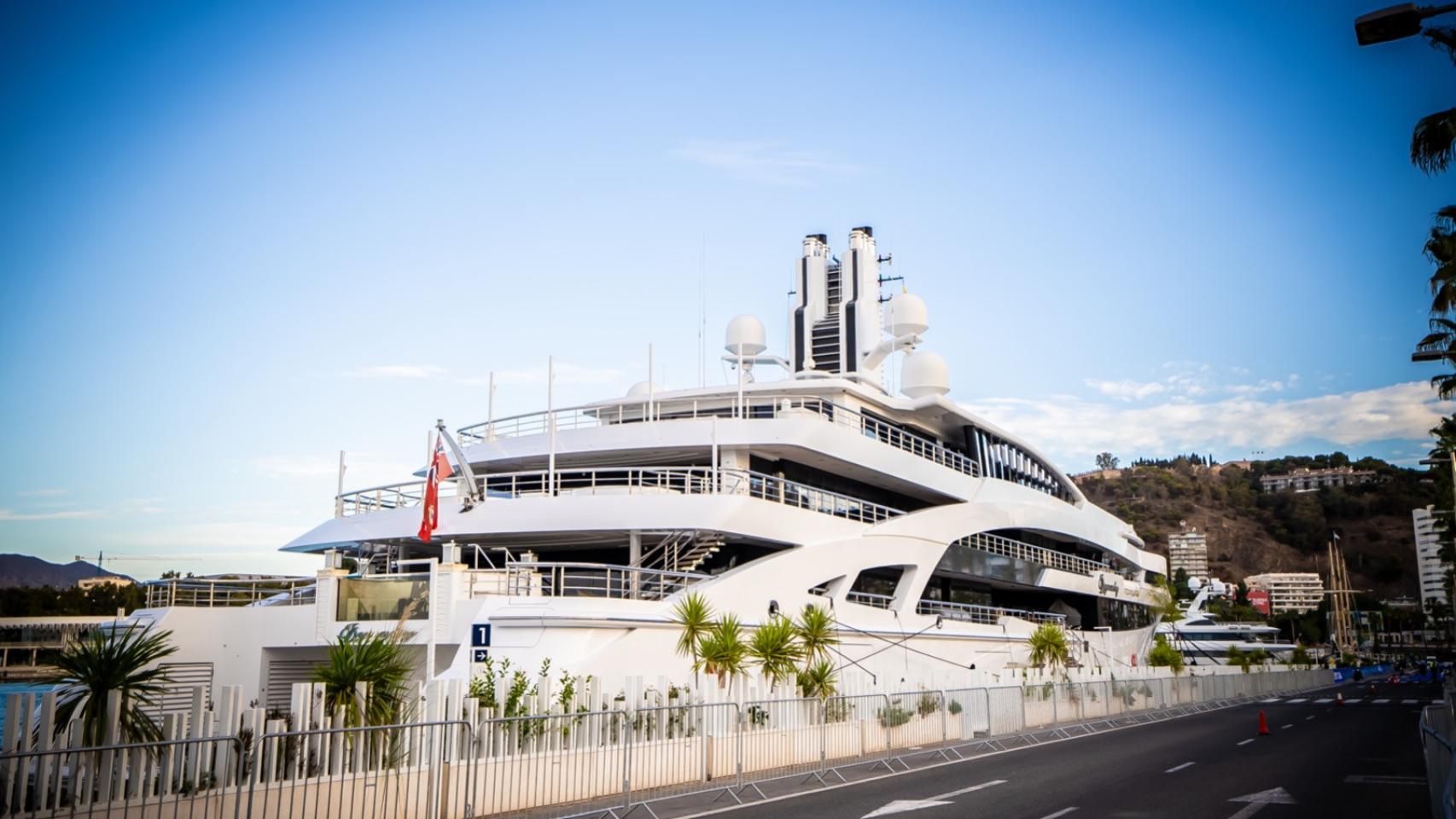 Imagen del Dynasty, atracado en el puerto de Málaga.