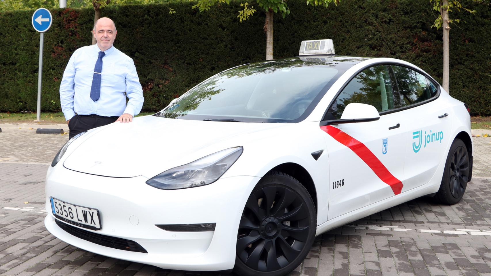 Jose Antonio Bravo lleva con un taxi eléctrico más de un año y ha recorrido más de 136.000 kilómetros.