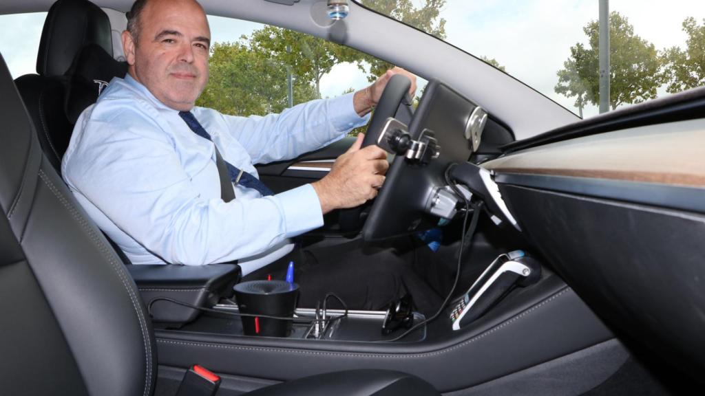 Con un taxi de combustión te gastas 500 euros al mes, con el eléctrico 50 euros, dice José Antonio.