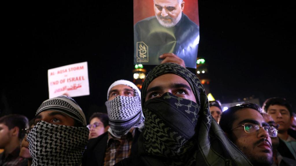 Un grupo de iraníes sostienen el retrato del general Soleimani y claman por la destrucción de Israel, en 2023.