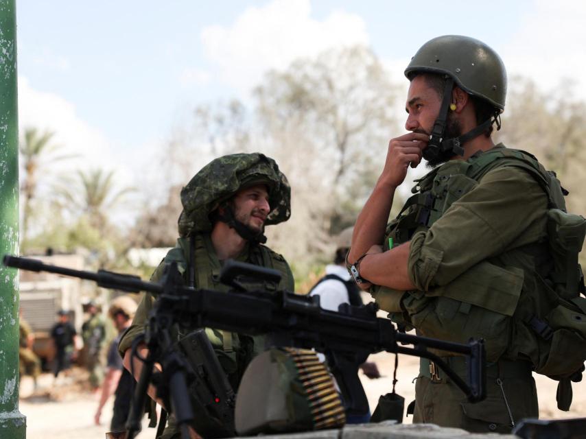 Miembros de las Fuerzas de Defensa de Israel (FDI) en el kibutz de Kfar Aza.