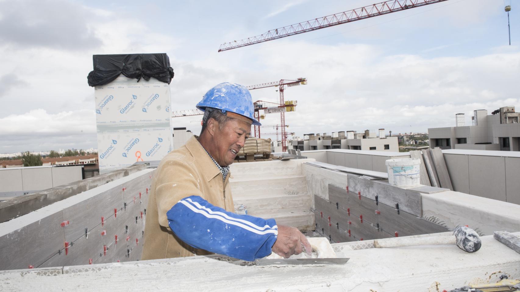 La cuadrilla única de albañiles chinos de Ming Cheng: hacen casas de tres millones en La Finca