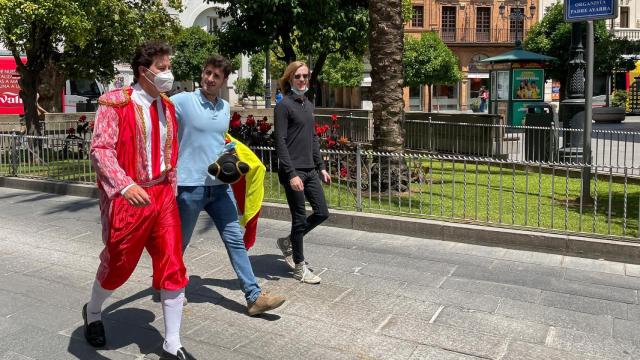 Dos jóvenes, ataviados con la vestimenta de despedidas de soltero.