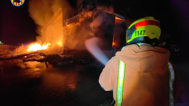 Un bombero trabaja en la extinción de una fábrica, en una imagen de archivo.