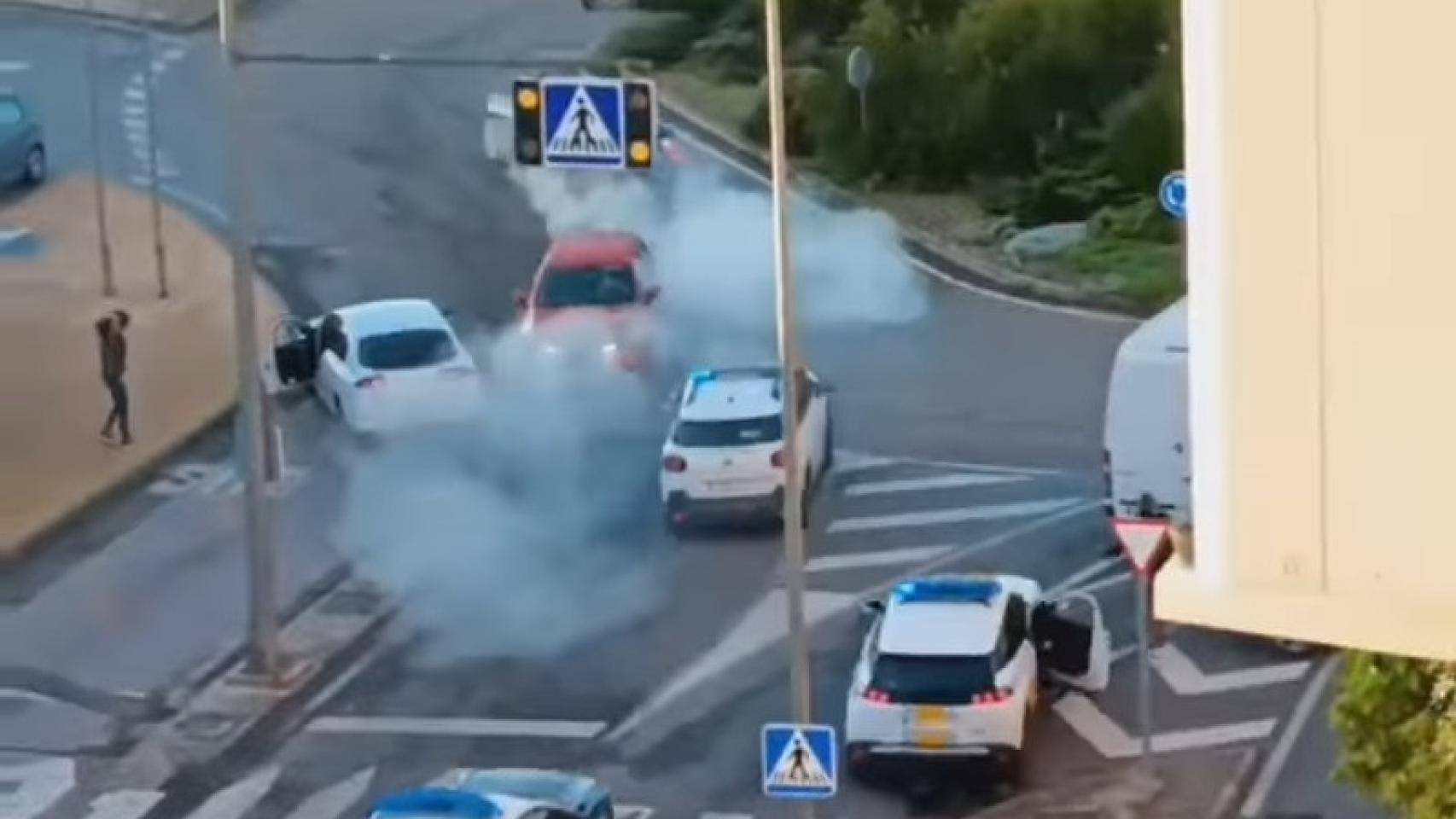 Dos mujeres y un policía resultan heridos en Cáceres por un coche a gran velocidad en Aldea Moret.