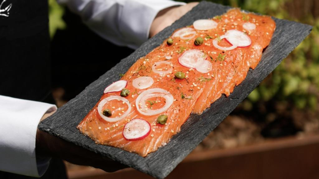 Salmón recién cortado de Ramest.