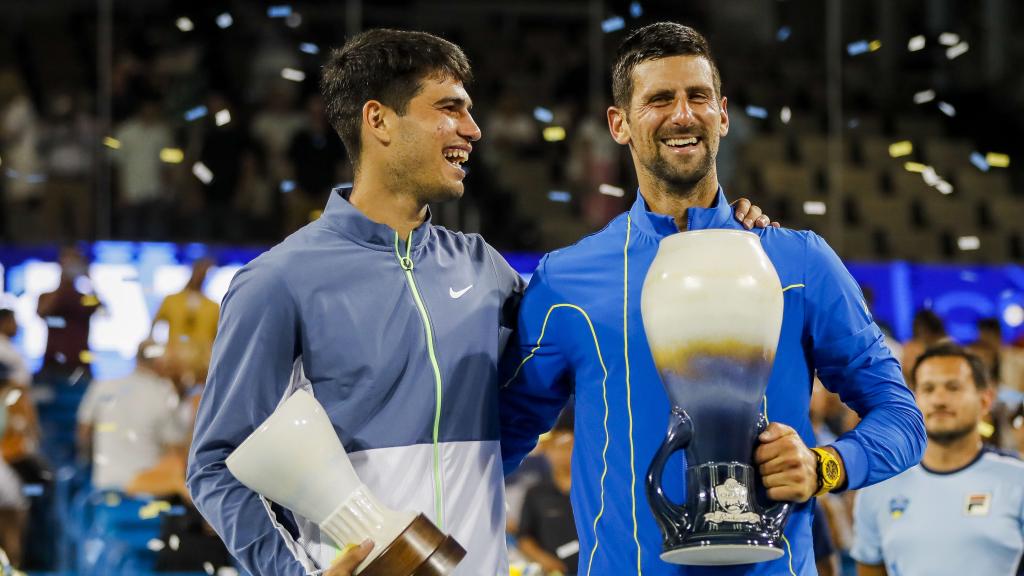 Carlos Alcaraz y Novak Djokovic tras una final del Masters de Cincinnati