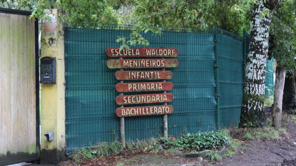 Entrada de la escuela Meniñeiros.