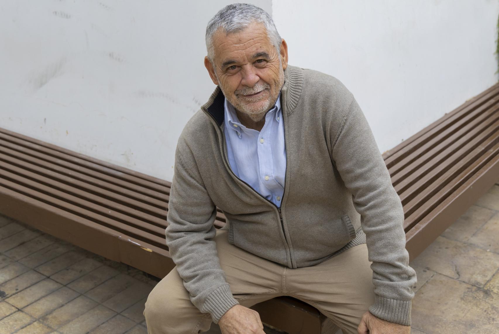 Carlos_Miró, en la plaza de Camas.