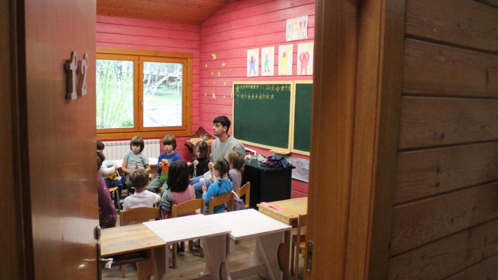 La clase de primero y segundo están unidas.