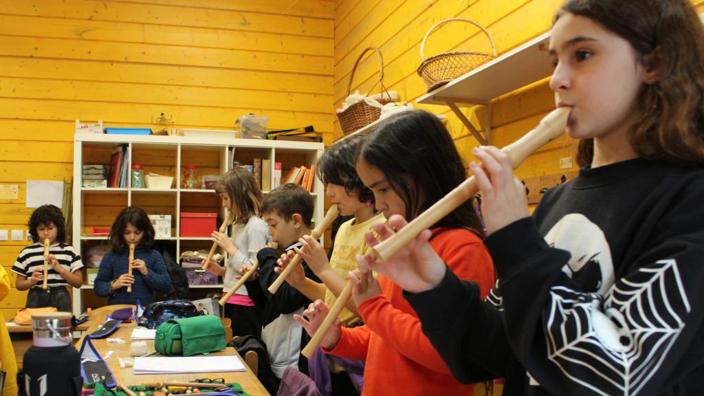 Alumnos de la escuela en la clase de música.