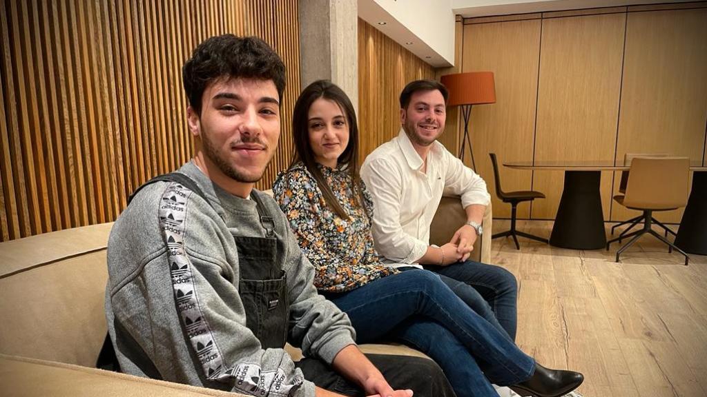Javier (en primer plano), Helena y Jaime.