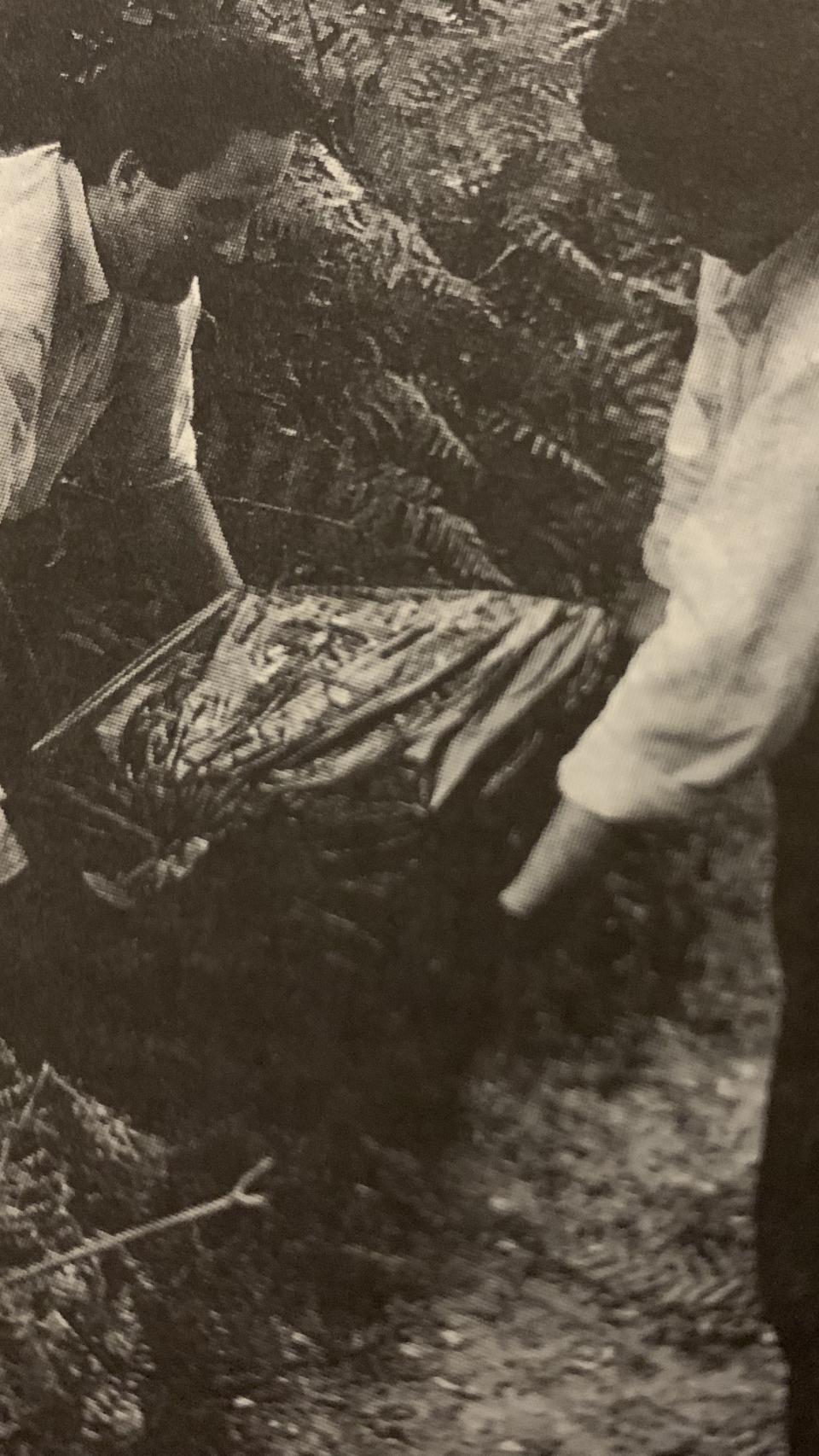 Ricardo Arques (izquierda) y Melchor Miralles (derecha) sacan el baúl del zulo de los GAL.