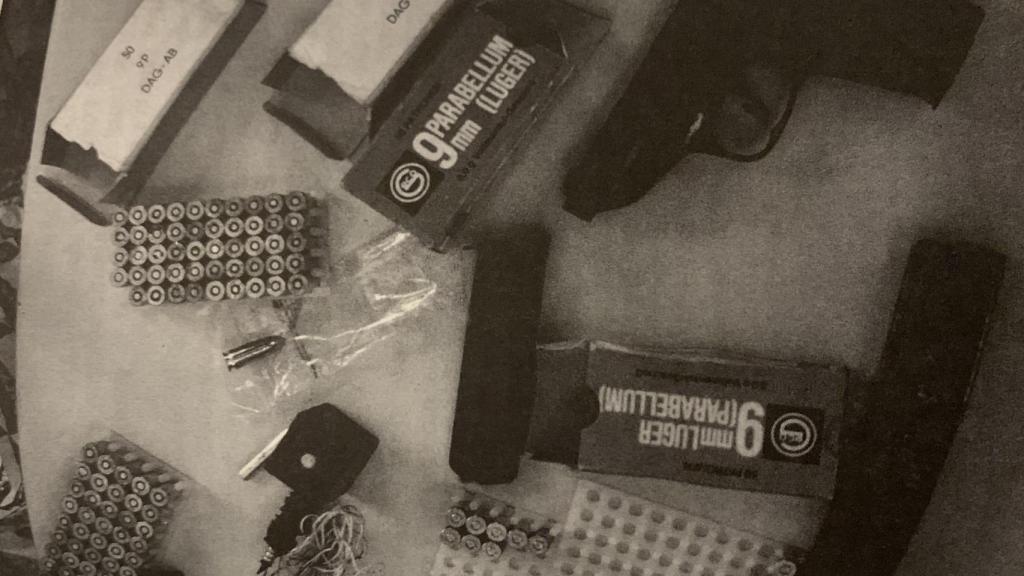 Parte del contenido del zulo de los GAL que encontraron los periodistas Ricardo Arques y Melchor Miralles