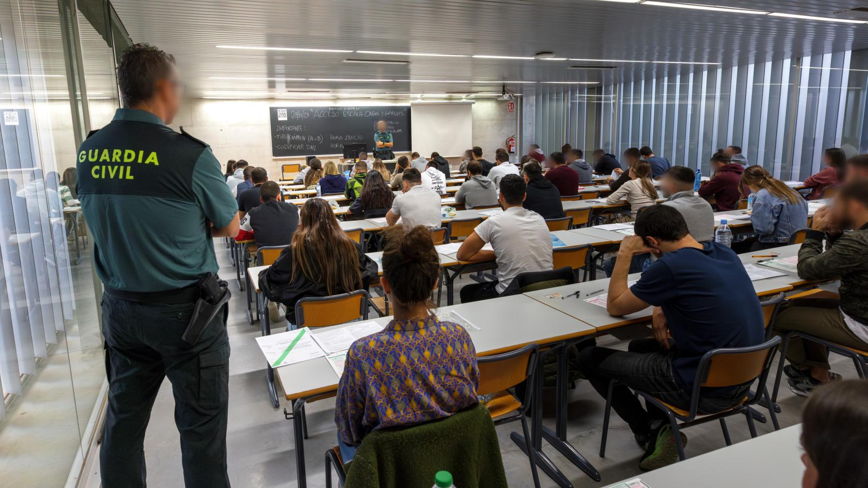 Las oposiciones de la Guardia Civil en la sede de Alicante, este sábado.