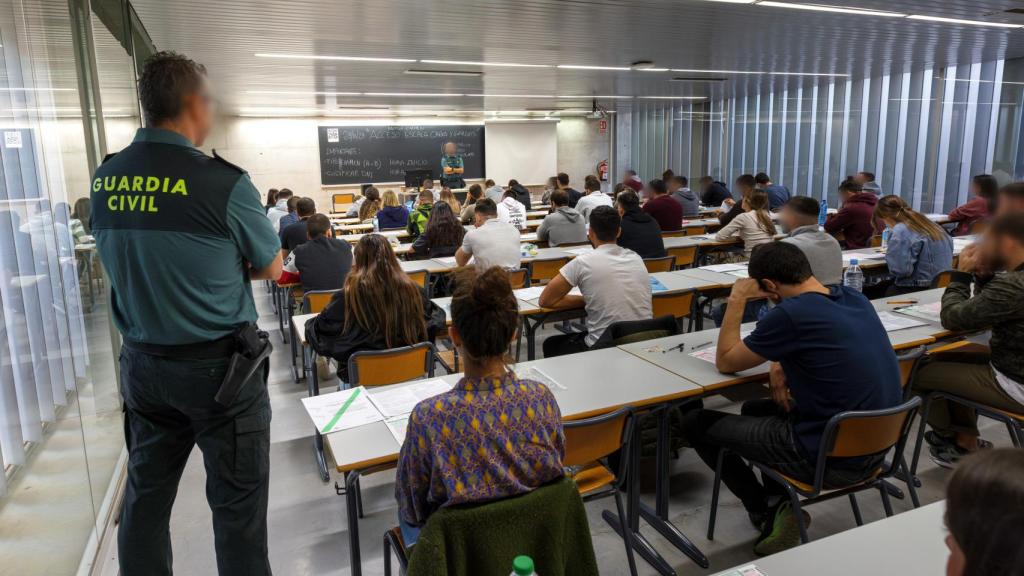 Las oposiciones de la Guardia Civil en la sede de Alicante, este sábado.