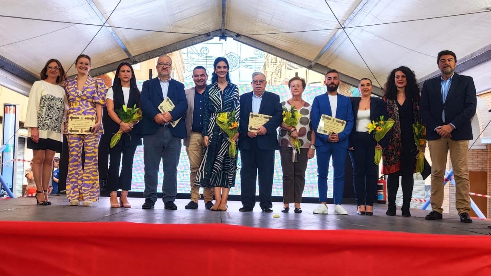 Ana Loreto Cegarra (segunda mujer a la izquierda), junto con el comité organizador de los Moros y Cristianos de San Blas
