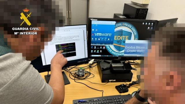 La Guardia Civil, invertigando en los ordenadores de los hackers.