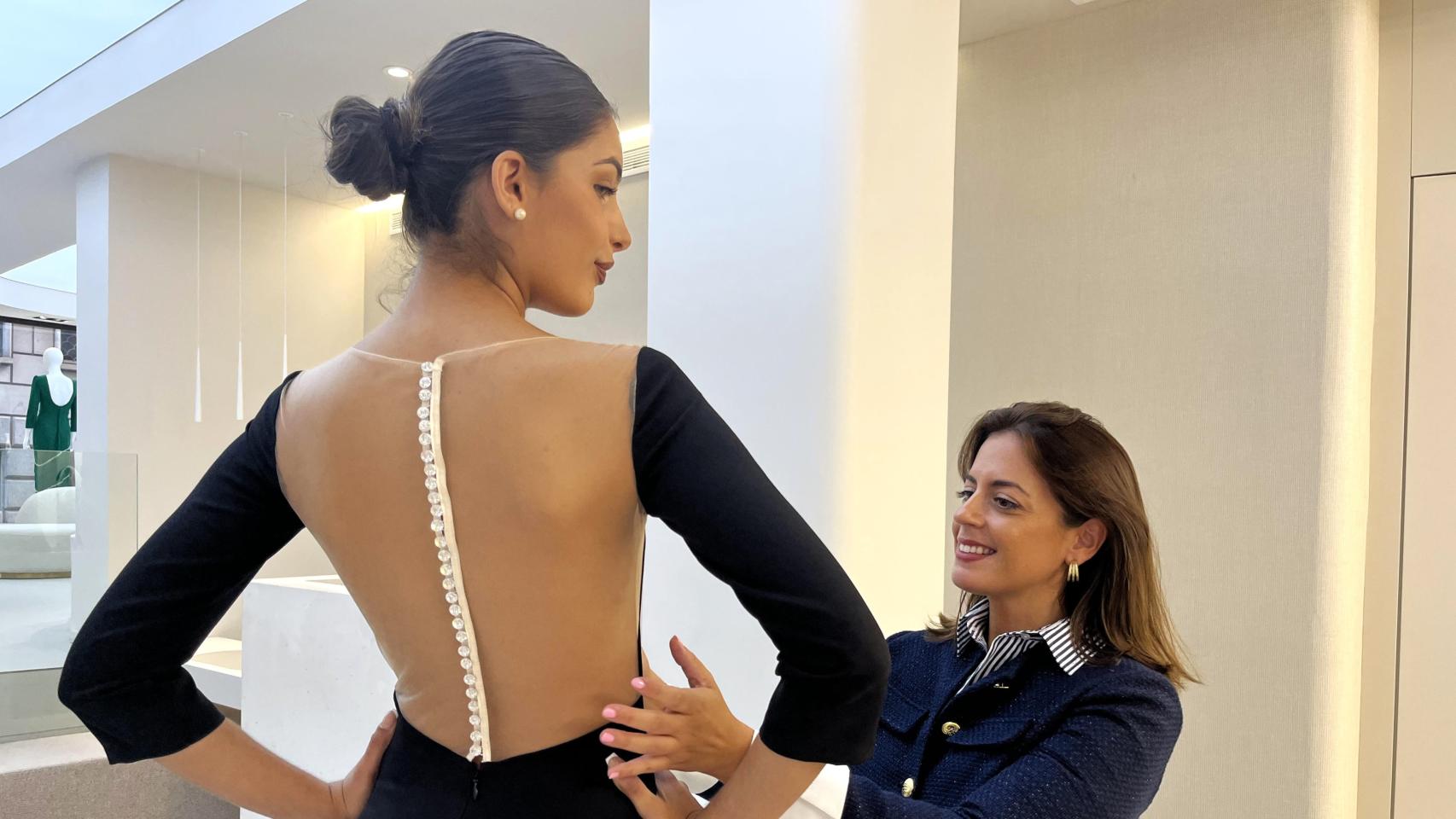 Silvia Navarro, junto con una de sus creaciones.
