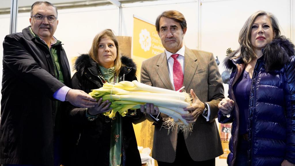 El consejero de Medio Ambiente, Vivienda y Ordenación del Territorio, Juan Carlos Suárez-Quiñones, en la  50 edición de la Feria de San Simón de Sahagún