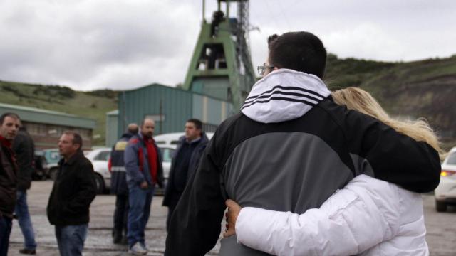 Familiares y amigos de los fallecidos a la entrada del pozo